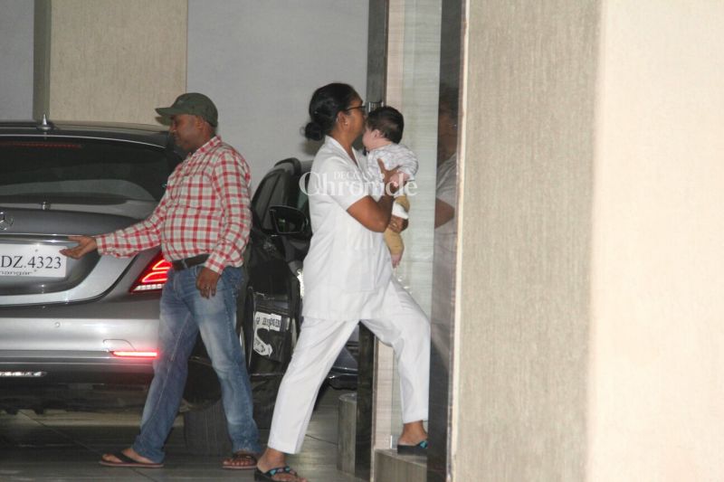 Kareena takes son to his grannys, Shraddha, Sussanne get snapped Kareena takes son to his grannys, Shraddha, Sussanne get snapped