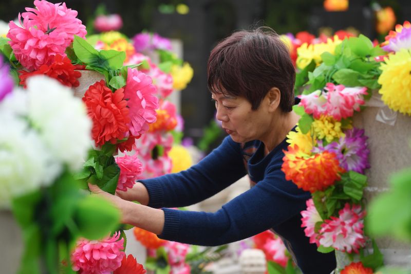 Chinese people dust down graves of their ancestors on Tomb Sweeping Day