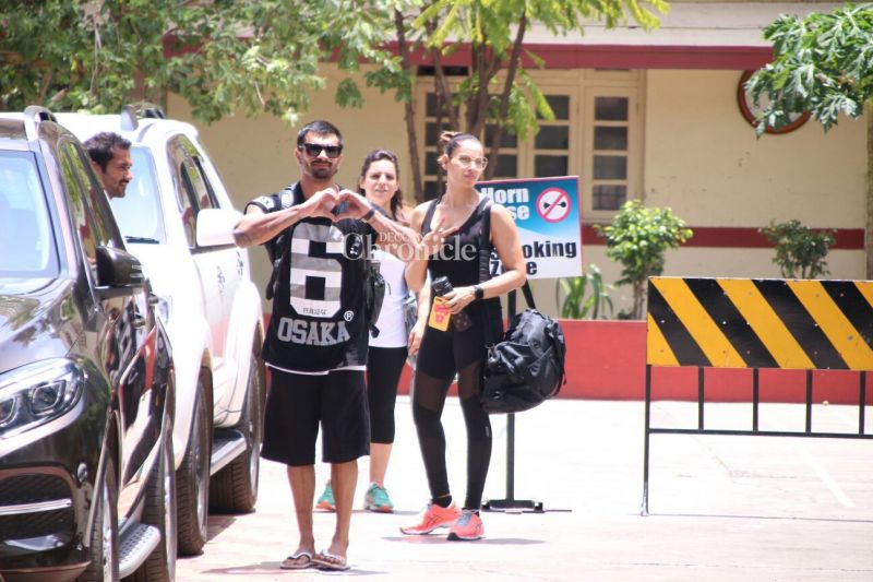 Kareena takes son to his grannys, Shraddha, Sussanne get snapped Kareena takes son to his grannys, Shraddha, Sussanne get snapped