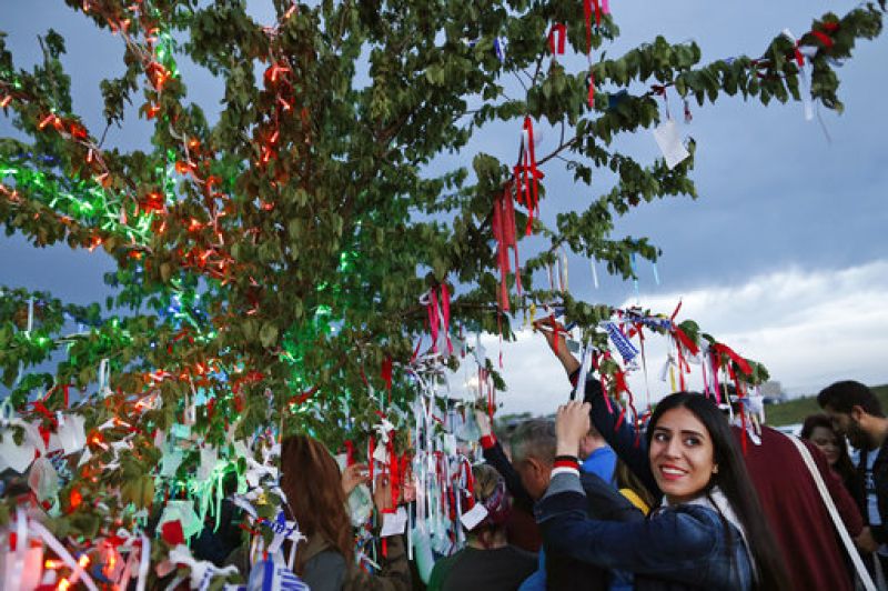 Turks celebrate spring with the colourful and musical Hidirellez festival
